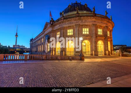 Das Bode-Museum in Berlin bei Dämmerung mit dem berühmten Fernsehturm hinten Stockfoto