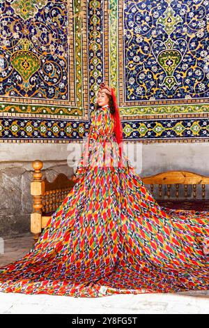 Samarkand, Usbekistan - 5. Juli 2024: Frau in traditionellem usbekischen langen Kleid Stockfoto