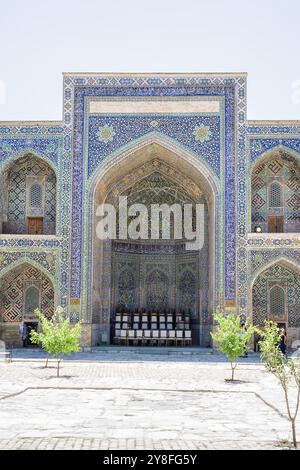 Portal im Inneren der Madrasa bei der Registan in Samarkand Stockfoto