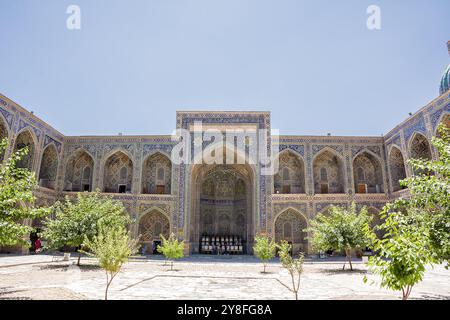 Samarkand, Usbekistan - 5. Juli 2024: Portal im Inneren der Madrasa in der Registan in Samarkand Stockfoto