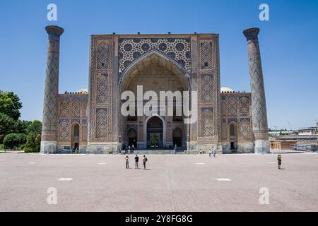 Samarkand, Usbekistan - 5. Juli 2024: Portal und Säulen in Ulug Beg Madrassa in der Registan von Samarkand Stockfoto