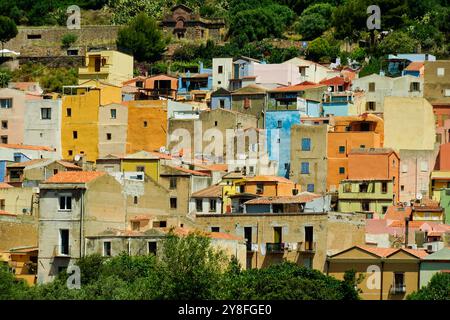 Das mittelalterliche Dorf Bosa, mit dem historischen Viertel Sa Costa, bestehend aus farbenfrohen Häusern, die die Hänge des Serravalle-Hügels, dominieren Stockfoto