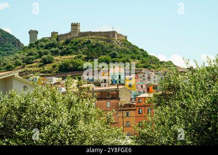 Das mittelalterliche Dorf Bosa, mit dem historischen Viertel Sa Costa, bestehend aus farbenfrohen Häusern, die die Hänge des Serravalle-Hügels, dominieren Stockfoto