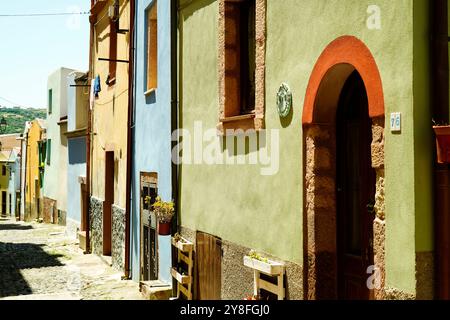 Das mittelalterliche Dorf Bosa, mit dem historischen Viertel Sa Costa, bestehend aus farbenfrohen Häusern, die die Hänge des Serravalle-Hügels, dominieren Stockfoto