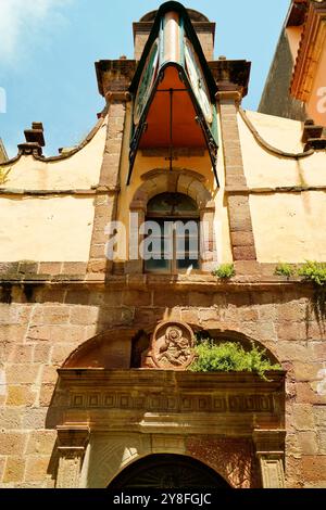 Das mittelalterliche Dorf Bosa, mit dem historischen Viertel Sa Costa, bestehend aus farbenfrohen Häusern, die die Hänge des Serravalle-Hügels, dominieren Stockfoto