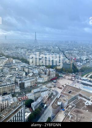 Aus der Vogelperspektive von Paris mit dem Eiffelturm im Blick, mit einem dramatischen Himmel. Keine Personen, Kopierbereich Stockfoto