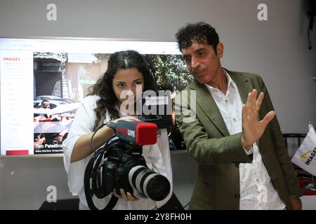 Gaziantep, Turkiye. 21-25. September 2024. Der Journalist und Dokumentarfilmer Medyan Dairieh erklärt den Schülern während eines Kurses für professionellen Fotojournalismus in Gaziantep, Turkiye, die Eigenschaften von Kameras und Videokameras im Kontext der Nachrichtenberichterstattung. Der Kurs, der von der kanadischen Medienorganisation „Journalisten für Menschenrechte“ organisiert worden war, fand im Schulungsraum des IMAGESLIVE-Büros in Südturkiye statt und nahm an Universitätsstudenten der Journalismus- und Fernsehstudien Teil. Der Kurs war sowohl theoretisch als auch praktisch, wobei die Studenten ermutigt wurden, es zu versuchen und zu verwenden kam Stockfoto