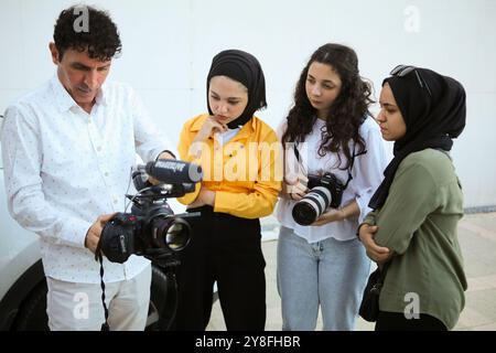 Gaziantep, Turkiye. 21-25. September 2024. Der Journalist und Dokumentarfilmer Medyan Dairieh erklärt den Schülern während eines Kurses für professionellen Fotojournalismus in Gaziantep, Turkiye, die Eigenschaften von Kameras und Videokameras im Kontext der Nachrichtenberichterstattung. Der Kurs, der von der kanadischen Medienorganisation „Journalisten für Menschenrechte“ organisiert worden war, fand im Schulungsraum des IMAGESLIVE-Büros in Südturkiye statt und nahm an Universitätsstudenten der Journalismus- und Fernsehstudien Teil. Der Kurs war sowohl theoretisch als auch praktisch, wobei die Studenten ermutigt wurden, es zu versuchen und zu verwenden kam Stockfoto