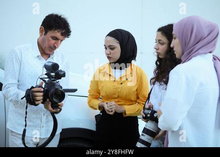 Gaziantep, Turkiye. 21-25. September 2024. Der Journalist und Dokumentarfilmer Medyan Dairieh erklärt den Schülern während eines Kurses für professionellen Fotojournalismus in Gaziantep, Turkiye, die Eigenschaften von Kameras und Videokameras im Kontext der Nachrichtenberichterstattung. Der Kurs, der von der kanadischen Medienorganisation „Journalisten für Menschenrechte“ organisiert worden war, fand im Schulungsraum des IMAGESLIVE-Büros in Südturkiye statt und nahm an Universitätsstudenten der Journalismus- und Fernsehstudien Teil. Der Kurs war sowohl theoretisch als auch praktisch, wobei die Studenten ermutigt wurden, es zu versuchen und zu verwenden kam Stockfoto