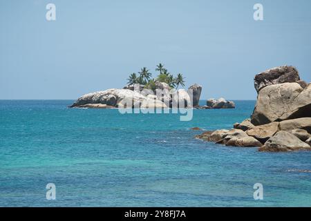 L'Ilot Insel vom Top solei Strand, sonniger Tag und türkisfarbenes Wasser, Mahe, Seychellen Stockfoto