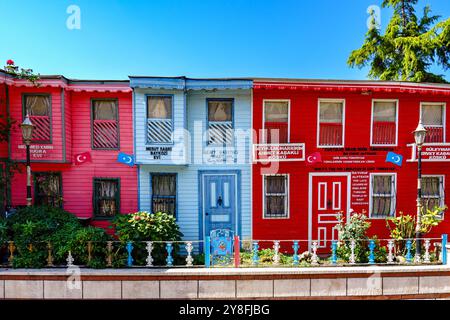 Turkiye. Istanbul. Die farbenfrohen Fassaden der Häuser im Viertel Sultanahmet Stockfoto