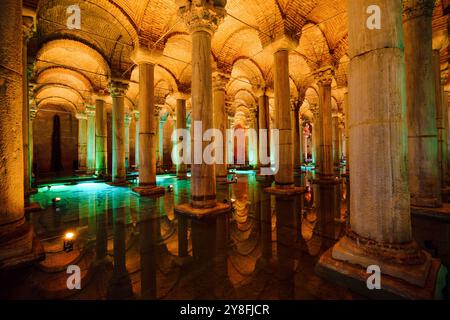 Turkiye. Istanbul. Bezirk Sultanhamet. Säulenreihe der Basilika-Zisterne Stockfoto