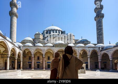 Turkiye. Istanbul. Einige Frauen in traditioneller Kleidung bewundern die Suleymaniye-Moschee oder die Suleiman-Moschee Stockfoto