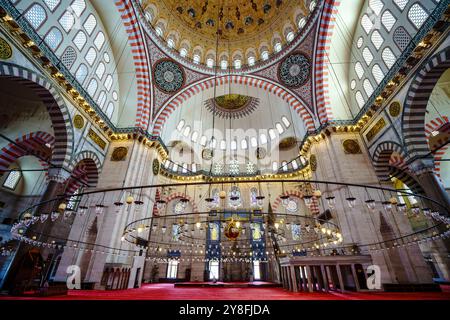 Turkiye. Istanbul. Das atemberaubende Innere der Suleymaniye-Moschee in Istanbul mit seiner großen Kuppel und der komplizierten osmanischen Architektur Stockfoto