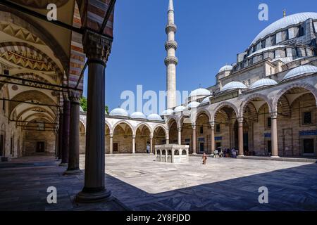 Turkiye. Istanbul. Die imposante Suleymaniye-Moschee oder Suleiman-Moschee und ihr Innenhof Stockfoto