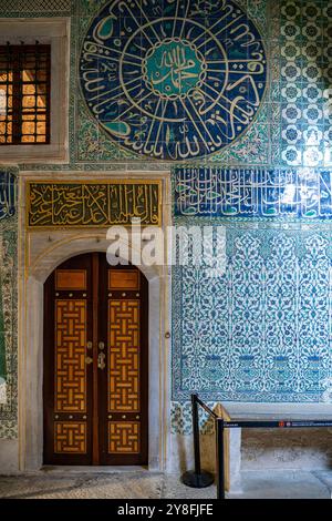 Turkiye. Istanbul. Topkapi Palast. Isnik-Fayence schmückt die Mauern des Harem-Viertels Stockfoto