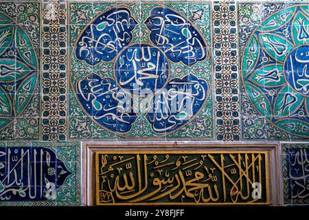 Turkiye. Istanbul. Topkapi Palast. Isnik-Steingut-Fliesen und Kalligrafie schmücken die Wände des Harem-Viertels Stockfoto