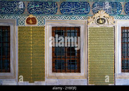 Turkiye. Istanbul. Topkapi Palast. Isnik-Steingut-Fliesen und Kalligrafie schmücken die Wände des Harem-Viertels Stockfoto