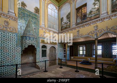 Turkiye. Istanbul. Topkapi-Palast. Queen Mother's Apartment mit einem typisch geformten Kamin Stockfoto