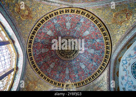 Turkiye. Istanbul. Topkapi Palast. Sultan's Apartment. Dekorierte Decke Stockfoto