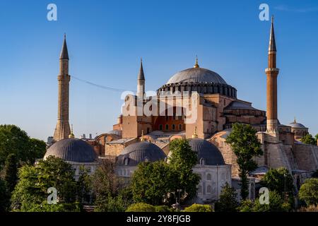 Turkiye. Istanbul. Die imposante Architektur der Hagia Sophia Moschee unter einem blauen Himmel Stockfoto
