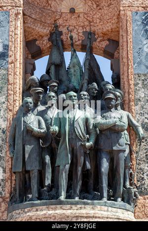 Türkiye. Istanbul. Cumhuriyet Anıtı. Monument am Taksim-Platz zur Erinnerung an die Gründung der Türkischen Republik im Jahr 1923 Stockfoto