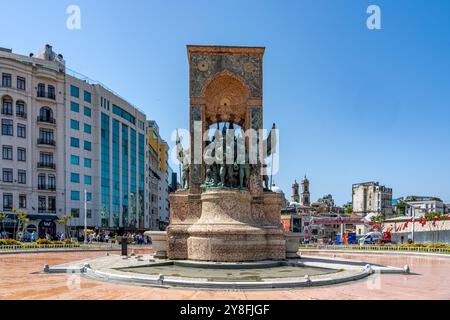 Turkiye. Istanbul. Cumhuriyet Aniti. Monument am Taksim-Platz zur Erinnerung an die Gründung der Türkischen Republik im Jahr 1923 Stockfoto