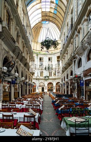 Turkiye. Istanbul. Cicek Pasaji (Blumenpassage auf Türkisch), ursprünglich historisch die Stadt Pera genannt, eine berühmte überdachte Passage Stockfoto