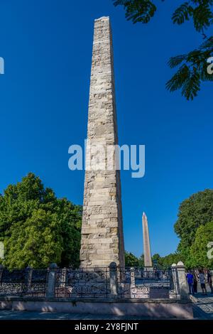 Turkiye. Istanbul. Bezirk Sultanhamet. Der ummauerte Obelisk, auch die Säule von Konstantin VII. Porphyrogenitus genannt Stockfoto