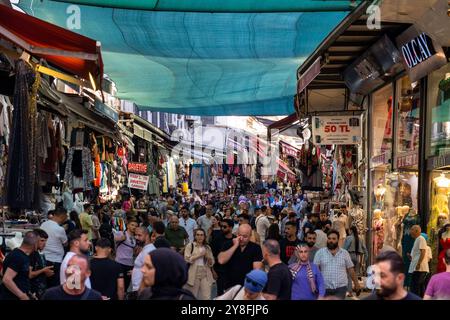 Turkiye. Istanbul. Ein geschäftiger Markt in der Irfaniye Carsisi Straße in Istanbul wird lebendig mit einer lebhaften Menschenmenge von Käufern und Händlern Stockfoto