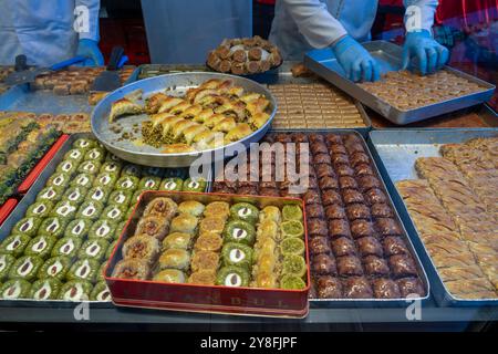 Turkiye. Istanbul. Eine Pyramide türkischer Köstlichkeiten ist in einer Süßwarenfabrik angeordnet. Das Sortiment umfasst eine Vielzahl von Aromen, Texturen und Farben Stockfoto