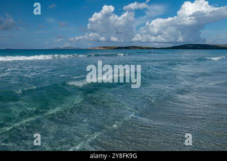 Das tosende Meer unter einem dramatischen Himmel ist Arenas Biancas, Sardinien, Italien Stockfoto