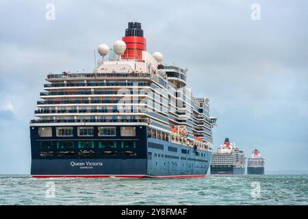 Die Kreuzfahrtschiffe Queen Elizabeth, Queen Mary 2 und Queen Victoria segeln gemeinsam von Southampton aus, um das 175-jährige Jubiläum der Cunard Line zu feiern. Stockfoto