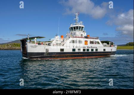 Die Fähre Hallaig wird von Caledonian MacBrayne (CalMac) zwischen Sconser auf der Isle of Skye und Clachan auf der Isle of Raasay betrieben Stockfoto