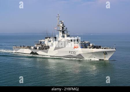 Die Royal Navy Batch 2 River Klasse Ocean Patrol Schiff (OPV) HMS Tamar mit ihrem schillernden Farbschema. Stockfoto