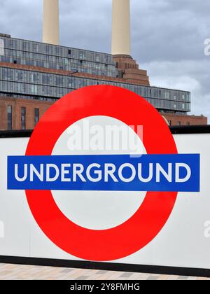 Ein großes Schild der Londoner U-Bahn mit Battersea Power Station im Hintergrund Stockfoto