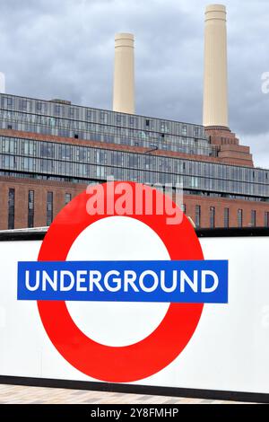 Ein großes Schild der Londoner U-Bahn mit Battersea Power Station im Hintergrund Stockfoto