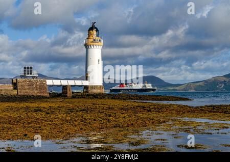 Die kaledonische MacBrayne Fähre Isle of Lewis vorbei am Leuchtturm Rubha nan Gall auf Mull, auf dem Weg von den Äußeren Hebriden nach Oban. Stockfoto