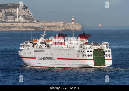 Die Trasmediterranea Fähre Las Palmas de Gran Canaria überquert die Bucht von Algeciras mit Gibraltar im Hintergrund. Stockfoto
