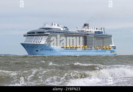 Ovation of the Seas ist ein Kreuzfahrtschiff der Quantenklasse, das von Royal Caribbean International betrieben wird Stockfoto