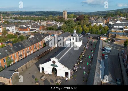 Allgemeine Ansicht des Pannier Market in Tiverton, devon, das ein denkmalgeschütztes Gebäude ist. Auf dem historischen Markt werden verschiedene örtliche Aritis verkauft Stockfoto