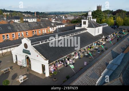 Allgemeine Ansicht des Pannier Market in Tiverton, devon, das ein denkmalgeschütztes Gebäude ist. Auf dem historischen Markt werden verschiedene örtliche Aritis verkauft Stockfoto