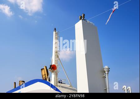 Detailansicht der Abgase von Flüssigerdgas (LNG) auf der E-Flexer-Fähre Salamanca, die von Brittany Ferries betrieben wird. Stockfoto