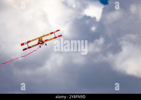 Modelle von leichten Doppeldeckern aus dem Zweiten Weltkrieg und dem Zweiten Weltkrieg, Simulation von Luftkämpfen von Flugmodellen Stockfoto