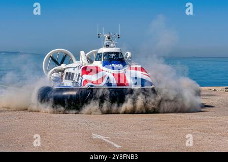 Solent Flyer wird von Hovertravel betrieben und bietet einen Hochgeschwindigkeitsverkehr für Passagiere über den Solent, der Portsmouth und Ryde auf der Isle of Wight verbindet. Stockfoto