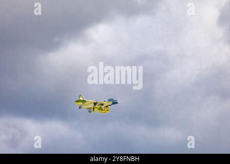 Modelle von leichten Doppeldeckern aus dem Zweiten Weltkrieg und dem Zweiten Weltkrieg, Simulation von Luftkämpfen von Flugmodellen Stockfoto