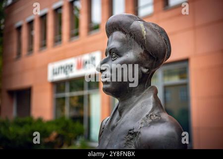 Berlin Mitte Verlag Junge Welt mit Skulptur Rosa Luxemburg - 05.10.2024 Berlin *** Berlin Mitte Verlag Junge Welt mit Skulptur Rosa Luxemburg 05 10 2024 Berlin Stockfoto