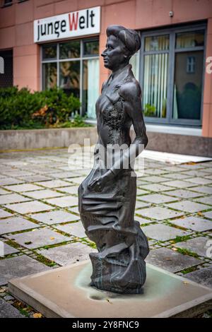 Berlin Mitte Verlag Junge Welt mit Skulptur Rosa Luxemburg - 05.10.2024 Berlin *** Berlin Mitte Verlag Junge Welt mit Skulptur Rosa Luxemburg 05 10 2024 Berlin Stockfoto