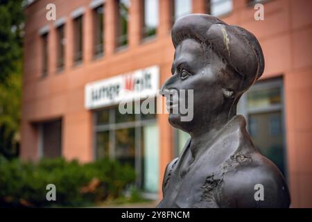 Berlin Mitte Verlag Junge Welt mit Skulptur Rosa Luxemburg - 05.10.2024 Berlin *** Berlin Mitte Verlag Junge Welt mit Skulptur Rosa Luxemburg 05 10 2024 Berlin Stockfoto