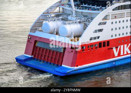 Detailansicht der Flüssigerdgas-Tanks (LNG) am Heck der Ostseefähre Viking Grace, betrieben von Viking Line. Stockfoto